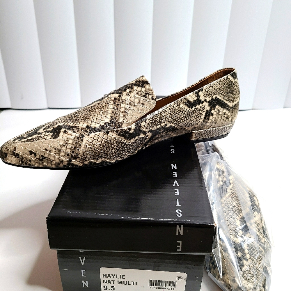 9.5 Steve by Steve Madden Snake Print Loafers